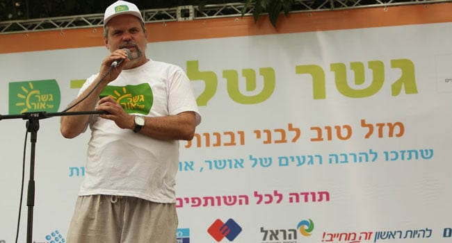 רונן זרצקי, שיזם והקים את פרוייקט גשר של אור, מברך את החוגגים