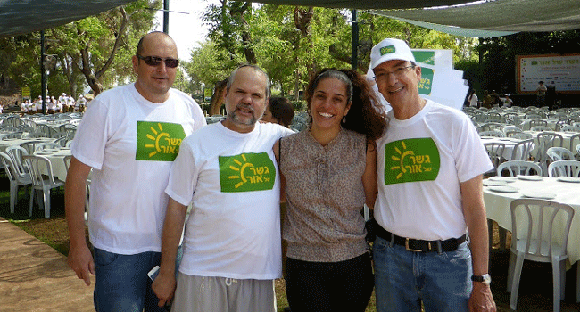 מימין: לייזי, רונן ואיתמר עם שירלי כהן-גרוס, מנהלת האירועים הנהדרת של הספארי