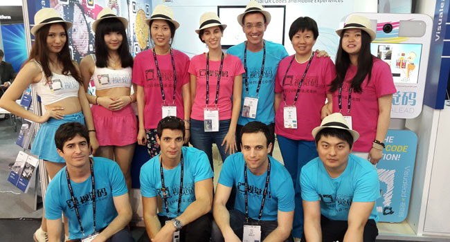 אנשי ויז'ואליד בביתן של החברה בתערוכת Mobile Asia Expo 2014. צילום: בן פלד