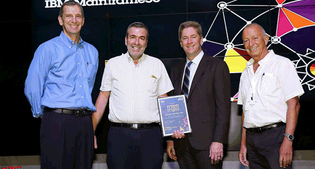 מימין: בובי רובין, מנהל קבוצת System Z, יבמ ישראל; מייק דזנס; אבי בן חמו, בנק הדואר, ירושלים; וריק קפלן