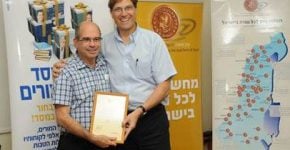 אורי בן - ארי ועו"ד איציק ברוורמן ראש עיריית פתח תקוה. פתח תקווה מצטרפת לתכנית מחשב נייד לכל מורה