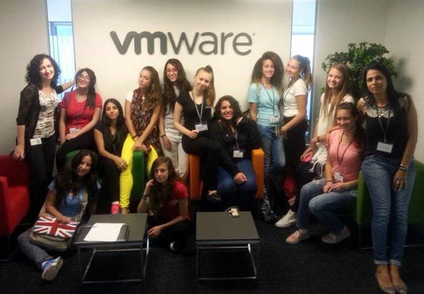 הנערות המשתתפות בפרויקט של VMware ועמותת "סודקות את תקרת הזכוכית"