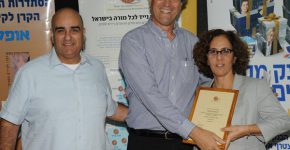 "מחשב נייד לכל מורה" בתמונה: רון כהן, מנהל השיווק של בנק מסד, אורי בן ארי, מייסד ונשיא קרן אתנה ואורלי טרץ מנהלת סניף מסד בראשון לציון