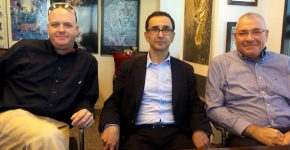 מימין: גדי גילאון, מייסד ויו"ר מוביסק; טיירי גונון, מנהל המכירות האזורי של NetSkope; וזיו הרץ, מנכ"ל מוביסק