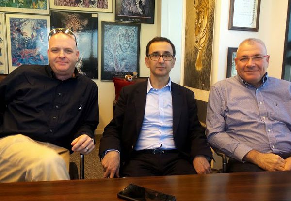 מימין: גדי גילאון, מייסד ויו"ר מוביסק; טיירי גונון, מנהל המכירות האזורי של NetSkope; וזיו הרץ, מנכ"ל מוביסק