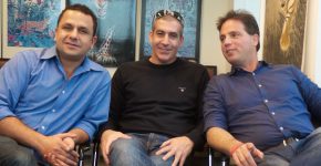 מימין: עופר בר-לב, מנהל לקוחות רד-האט ישראל, ויריב נגרי ויריב פרץ, מנכ"לים משותפים של Erpdex