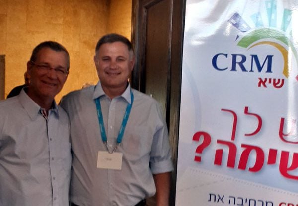 מימין: איציק גזית, מנכ"ל CRMC, ויגאל ברומר, שותף ומוביל הטמעה ב-QM7