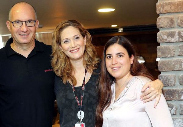 שרי צוק (במרכז), מנהלת חטיבת Systems באורקל ישראל, עם גיל קומאר, מנהל פיתוח עסקי בחטיבה, וג'ואנה חג'ג', מנהלת מוצרי אורקל ב-Arrow ECS. צילום: קובי קנטור