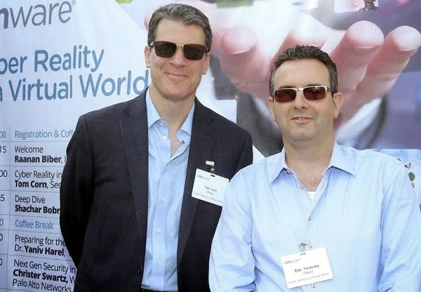 מימין: אילן ינובסקי, אסטרטג פתרונות עסקיים ב-VMware; וטום קורן, סגן נשיא בכיר למוצרי אבטחה ב-VMware