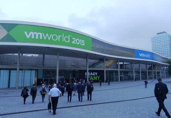 VMworld2015 בברצלונה: פלטפורמת הכרזות לכלל עולמה של VMware. צילום: פלי הנמר