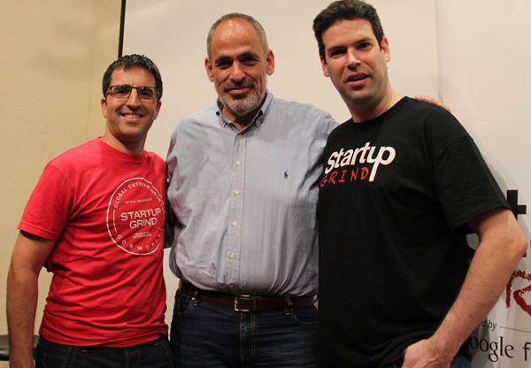 שלמה דוברת עם שחר מטורין (מימין) ורם יוניש, מייסדי קהילת Startup Grind בישראל