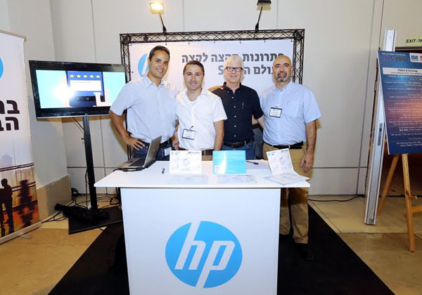 אנשי HP. מימין: איתן חמו, מנהל פרויקטים בכיר; ישי שניידובר, מנהל אפליקציות; אלי חרוש, מוביל פעילות מובייל; ועמית רונן, מנהל יחידת סאפ