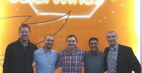 מימין: דרק סוויני, סגן נשיא לאזור EMEA ב-SolarWinds; ליאור לוי, מנכ"ל ומייסד פרולוג'יק; פרנק לינץ', מנהל ערוצים אזורי ב-SolarWinds; גלעד ברון, מנהל פעילות SolarWinds בפרולוג'יק; ולורקן ברהני, מנהל מכירות אזורי ב-SolarWinds