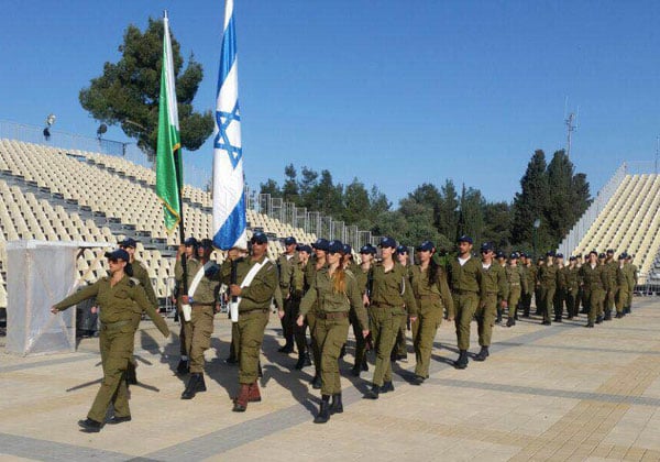 "טקס העברת הדגל ביום העצמאות הוא סמל לציונות, לחיבור למדינה ולאהבת הארץ". רס״ן שרית כהן. צילום: דובר צה"ל