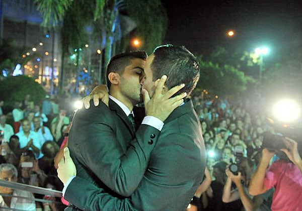 התמונה שהעלו איתן ואורן ושדי-לוי במסגרת קמפיין שני גברים מתנשקים