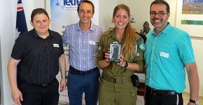 מימין: דורון קליין, מנכ"ל Telfed; אחת החיילות הבודדות; דייב שארמה, שגריר אוסטרליה בישראל; ותומר נורי, מנהל הטכנולוגיות הראשי של תים