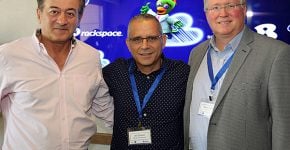 מימין: גרהאם ווסטון, יו"ר ומייסד Rackspace; מוטי אלמליח, מנכ"ל בזק בינלאומי; ואלכס פינצ'ב, סמנכ"ל בכיר ונשיא מכירות ושיווק גלובלי ב-Rackspace