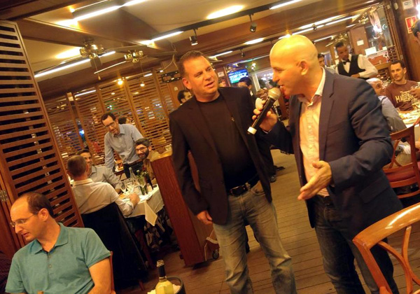 מימין: נתי אמסטרדם, מנכ"ל VMware ישראל; ושמוליק ענתבי, מנהל אזור בכיר למדינות אגן הים התיכון ב-VMware
