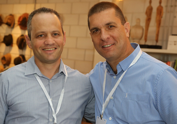 מימין לשמאל: רון גריסרו, מנהל אגף מערכות מידע ומשנה למנכ"ל מנורה מבטחים עם רון שפרינצק, סמנכ"ל חטיבת המגזר הארגוני במיקרוסופט ישראל. צילום: עזרא לוי