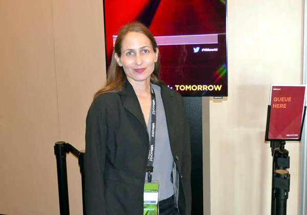 קרני מהרש"ק, מנהלת שיווק אזורית בכירה ב-VMware, נצפתה בדרכה למסיבת העיתונאים עם פט גלסינגר, מנכ"ל החברה