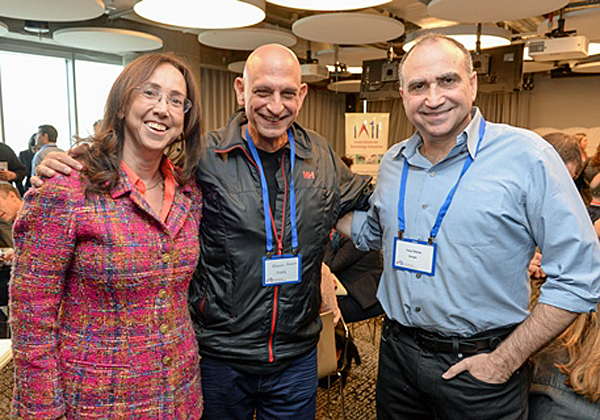 מנכ"לית IATI, קרין מאיר רובינשטין (משמאל), עם פרופ' יוסי מטיאס, סגן נשיא בגוגל העולמית ומחנהל מרכז הפיתוח של החברה בישראל, ואהרון אהרון, המנכ"ל החדש של הרשות הלאומית לחדשנות