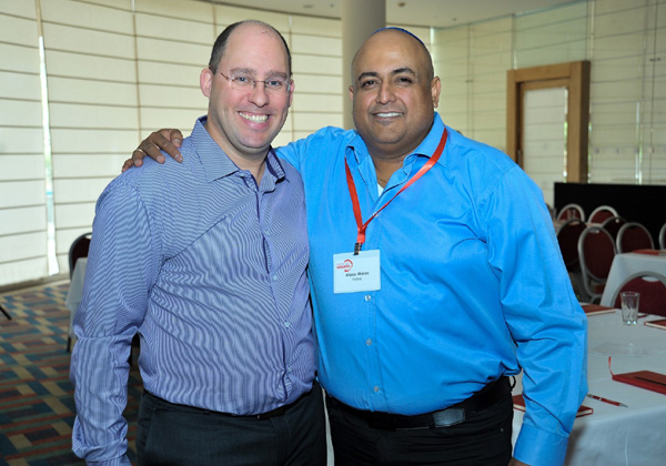 מימין: אהרון אהרון, מנהל מכירות אזורי לתחום ה-Wireless בפורטינט; והילל קוברובסקי, מנכ"ל Sec4Biz