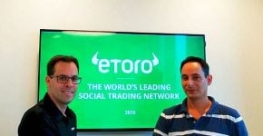 מימין: אלעד גוטפריד, מנהל ייצור IT ב-eToro, ורון דוידי, מנהל הפיתוח העסקי של קמינריו לאזור EMEA. צילום: יח"צ