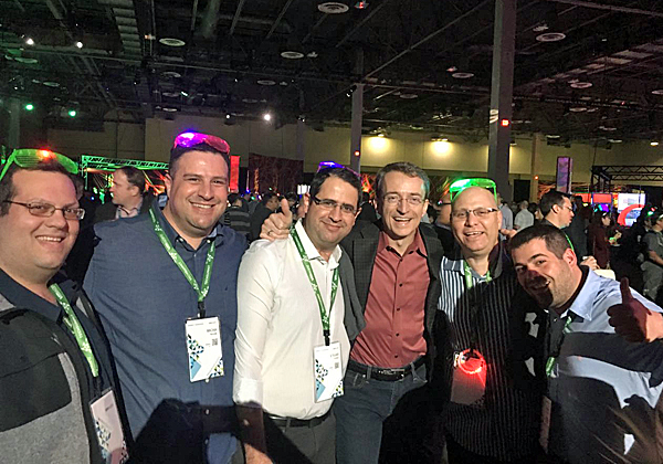 דור שילוני, גיל ינקו, אתגר פישל, מיכה נובק ויניב נורמן מ-VMware ישראל עם פט גלסינגר, מנכ"ל החברה העולמית 