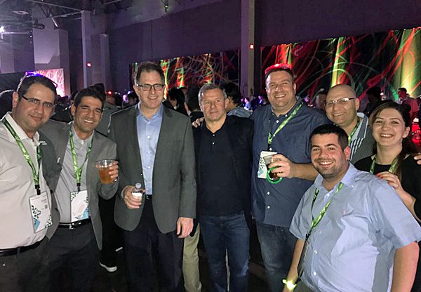 דור שילוני, גיל ינקו, אתגר פישל, מיכה נובק, רן עטיה וליהי קוקר מ-VMware ישראל עם מאוריציו קרלי, מנכ"ל אזור אמריקה ב-VMware, ומייקל דל, מייסד ומנכ"ל דל