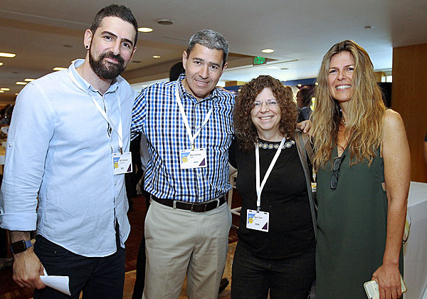 מימין: גילי רון, יו"רית CloudZone; רנית זקצר, מנהלת הטכנולוגיות הראשית של מטריקס; מוטי גוטמן, מנכ"ל החברה; ועדי הייניש, מנהל פעילות CloudZone. צילום: ניב קנטור