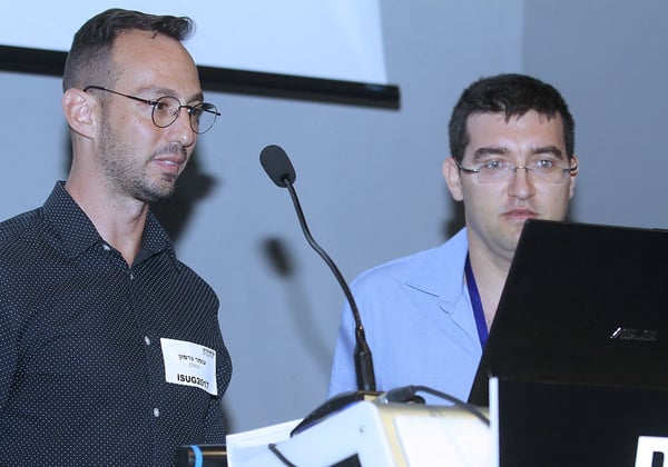 מימין לשמאל: רומן יאקירביץ, ארכיטקט BI, ועומר גרסון, מנהל ה-BI הגלובלי בנטפים. צילום: ניב קנטור