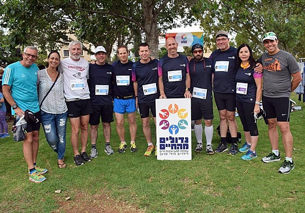 שרון אילון (שנייה משמאל) עם נבחרת המנכ"לים והמנמ"רים מפורום C3 של אנשים ומחשבים, למען ילדי עמותת גדולים מהחיים, שנמצאת בשלבי האימון הסופיים לקראת אתגר הטאפ מאדר בדבלין, רצה והפעילה דוכן התרמה במרוץ הלילה של מטריקס. צילום: הדר צדקה חזן