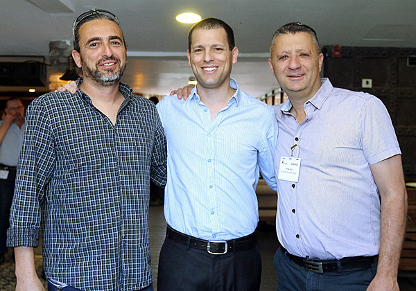 משמאל: קובי כהן, מנכ"ל DirectCom; אילן סגלמן, סמנכ"ל מכירות ופיתוח עסקי ב-Power Communications ומנהל פעילות סופוס בישראל; ויוסי אדרי, מנהל מכירות ב-Power Communications. צילום: ניב קנטור
