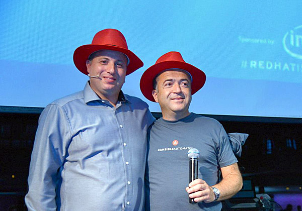 משמאל: גיל איילון, מנהל אירופה ב-Mobileye, עם הכובע האדום, אותו העניק לו דן טולדנו, מנהל אזורי ברד-האט לישראל, יוון וקפריסין. צילום: ליאת מנדל