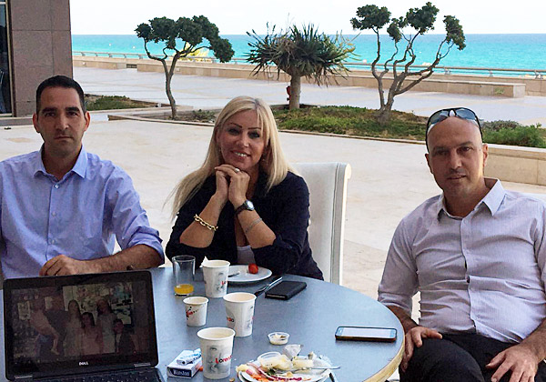 מימין: שלומי קפצון מ-Cloud’em; אורית ויזל, מנהלת תיקי לקוחות במדיאטק; ואלרן עמרוסי, ראש צוות מכירות במדיאטק. צילום: יח"צ