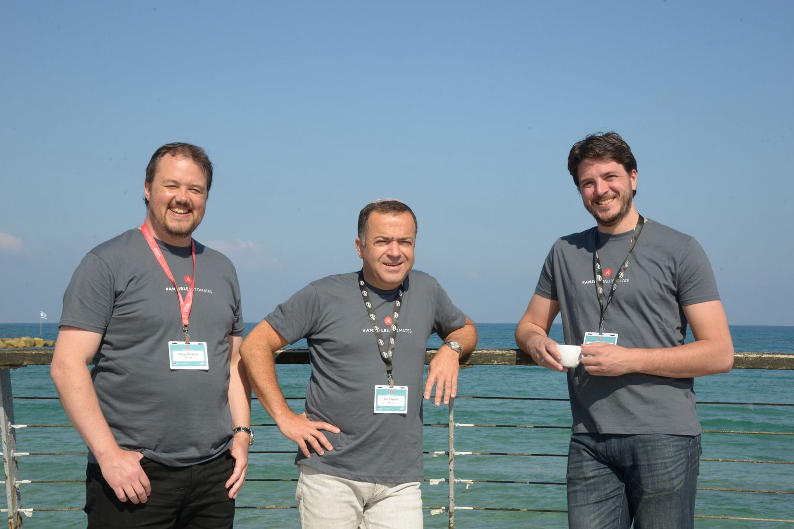 עם הגב לים בנמל תל אביב: דן טולדנו (במרכז) עם אנשי Ansible by Red Hat שהגיעו להרצות בכנס - ג'וש גינסברג, הארכיטקט הראשי (משמאל), ופיל קורנליוס, ארכיטקט פתרונות מומחה בכיר בחברה. צילום: ליאת מנדל