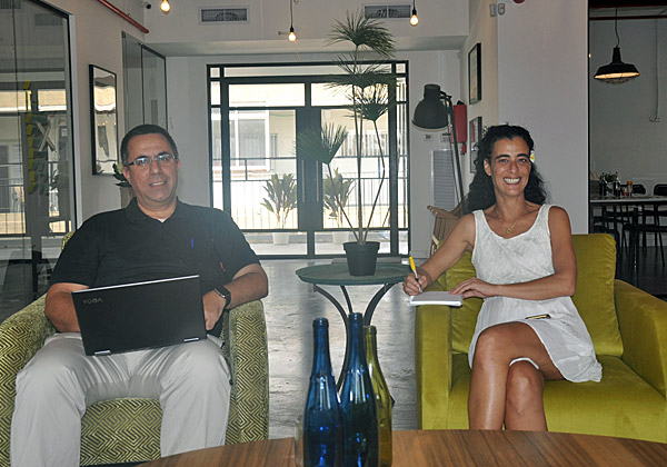 עבודה באווירה אחרת. מימין: צאלה בן חורין, מנהלת מכירות, ויוסי אסא, שותף מנהל בקבוצת IdeoDigital. צילום: יח"צ