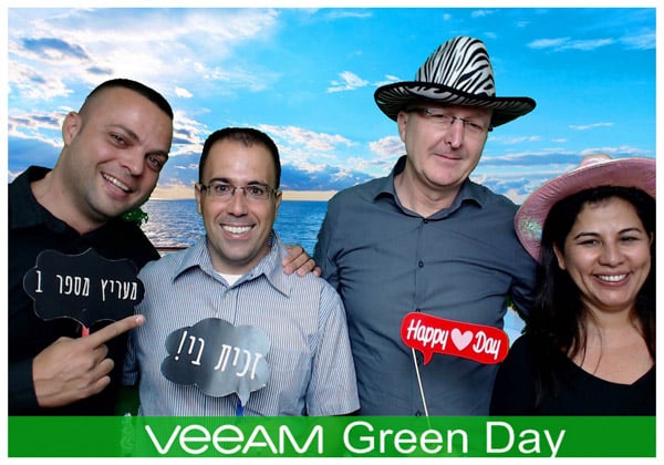 אנשי Veeam. מימין: תומר ארבל, מנהל מכירות ישראל; מיקי פרידמן, מנהל פריסייל אזורי; אופיר כהן, מנהל מכירות ישראל; וליאור חן, מנהל שותפים ישראל. צילום: יח"צ