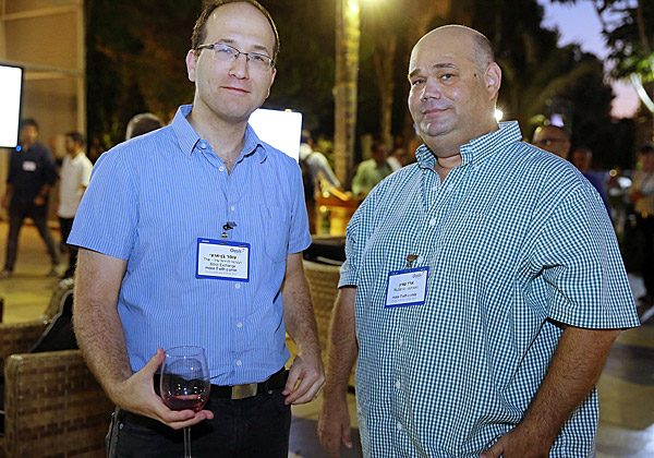 מימין: ארז עציון, מנהל מכירות בנוטניקס ישראל; ועופר בן ארצי, מנהל יחידת תשתיות מערכות פתוחות בבורסה. צילום: ניב קנטור
