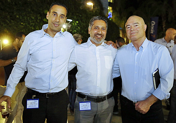 מימין: דרור גולדשמיט, מנהל חטיבת התקשורת של HP ישראל; מוטי זמיר, סמנכ"ל המכירות והשיווק של אואזיס; ועמרי שעיבי, מנהל השותפים ב-HPE-ארובה. צילום: ניב קנטור