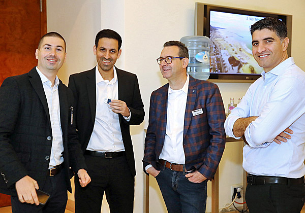 בתמונה: אילן ינובסקי, אסטרטג פתרונות עסקיים ראשי ב-VMware ישראל; מיכאל פישמן, מנהל מכירות אזורי לתחום ה-vSAN ב-VMware; ואמיר מרואני ותומר שבי, מהנדסי מערכות בכירים בחברה. צילום: ניב קנטור