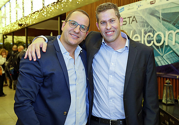 מימין: גיא אלכסנדר, מנהל פעילות אריסטה ישראל; ושלומי אביב, מנהל מכירות אזורי ב-VMware. צילום: ניב קנטור