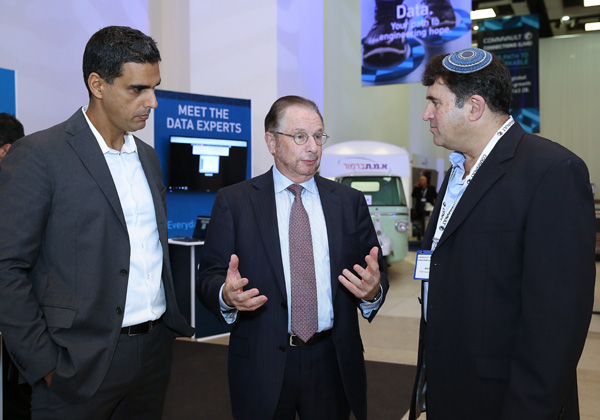 אמיר לוי, מנהל הטכנולוגיות הראשי של הראל ביטוח, עם בוב האמר, מנכ"ל קומוולט העולמית, ושי נוני, מנכ"ל החברה בישראל. צילום: ניב קנטור
