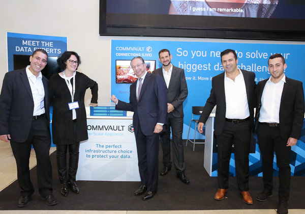 צוות קומוולט ישראל עם בוב האמר, המנכ"ל העולמי, וה-Hyper Scale Appliance החדש של החברה. צילום: ניב קנטור