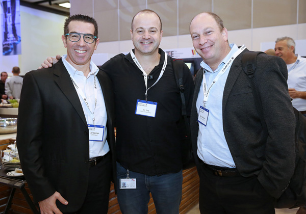 ליאור גרמן, מנהל המכירות של קומוולט ישראל, עם אבי יונה וגבי יוסקוביץ', מנהלי המכירות של אבנט תקשורת. צילום: ניב קנטור
