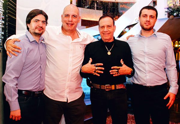 במרכז: עמית בוהנסקי ופלי הנמר, ולצידם שני שותפיו הבולגריים של בוהנסקי בבית התוכנה Develop Soft