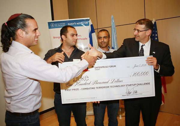 דן שפירו, שגריר ארצות הברית בישראל, וצוות DUKE - הסטארט-אפ הזוכה בתחרות האחרונה שהתקיימה ב-2016. צילום: יוני רייף (עבור פורום MIT)