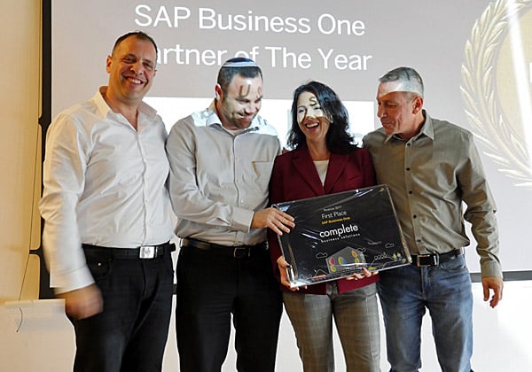 משמאל: גדי רחלזון- מנהל פעילות SAP Business One בסאפ ישראל; עוזי יערי, מנכ"ל קומפליט; סתוית נבון, מנכ"לית סאפ ישראל; ואבי שטיינהוף, סמנכ"ל מכירות בקומפליט. צילום: אורן אגמי