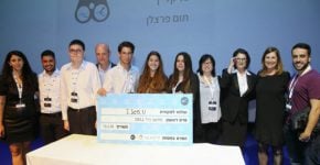 צוות I Sea U מבית הספר תיכונט, תל אביב. מימין לשמאל: חסי רן, סגנית מנהל תיכונט; טובה צירלין, מנהלת תחום חינוך טכנולוגי בנס; מרגלית וורנר, סמנכ"לית טכנולוגיות בחילן המעניקה את הפרס; גלי קליין, שלי אהרונוביץ', יונתן גוטליב מהצוות הזוכה; רוני טברסקי, סמנכ"ל בכיר ומנהל קו מיקור חוץ בנס; תום פרצלן מהצוות הזוכה; שחר ברכה, מדריך טכנולוגי; מעיין מיליקובסקי איילון, מנהלת פיתוח הדרכה ומחקר בתכנית למנהיגות טכנולוגית בנס. צילום: ניב קנטור.