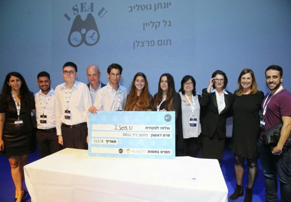 צוות I Sea U מבית הספר תיכונט, תל אביב. מימין לשמאל: חסי רן, סגנית מנהל תיכונט; טובה צירלין, מנהלת תחום חינוך טכנולוגי בנס; מרגלית וורנר, סמנכ"לית טכנולוגיות בחילן המעניקה את הפרס; גלי קליין, שלי אהרונוביץ', יונתן גוטליב מהצוות הזוכה; רוני טברסקי, סמנכ"ל בכיר ומנהל קו מיקור חוץ בנס; תום פרצלן מהצוות הזוכה; שחר ברכה, מדריך טכנולוגי; מעיין מיליקובסקי איילון, מנהלת פיתוח הדרכה ומחקר בתכנית למנהיגות טכנולוגית בנס. צילום: ניב קנטור.